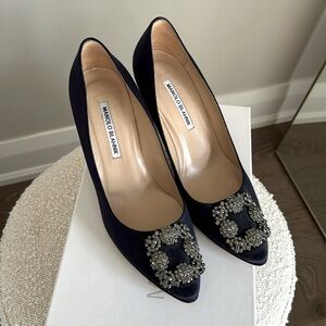 Manolo Blahnik Hangisi70 in classic navy. No longer fit after two pregnancies